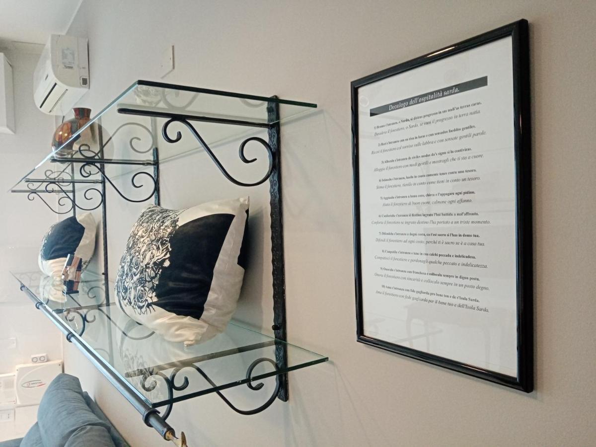 קליארי Einaudi 56 Guest House מראה חיצוני תמונה
