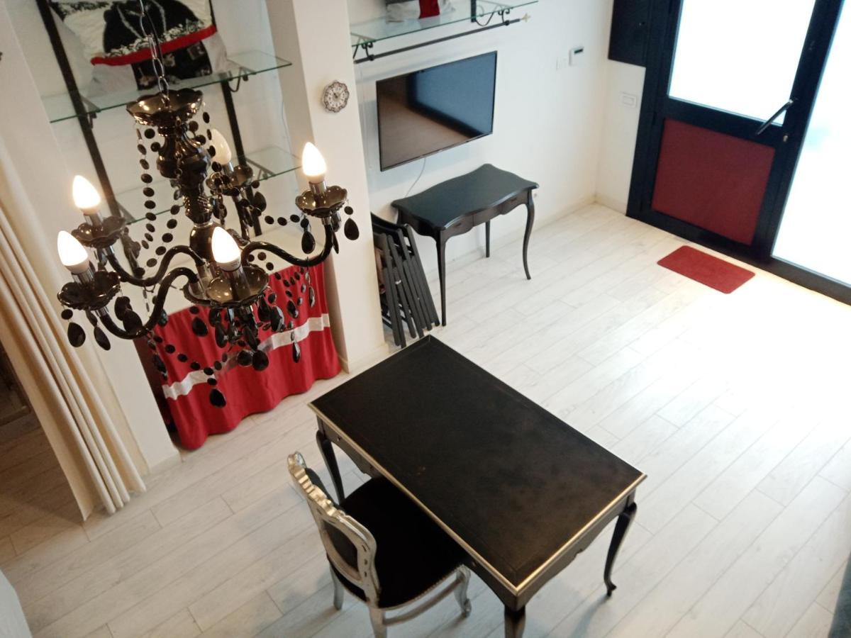 קליארי Einaudi 56 Guest House מראה חיצוני תמונה