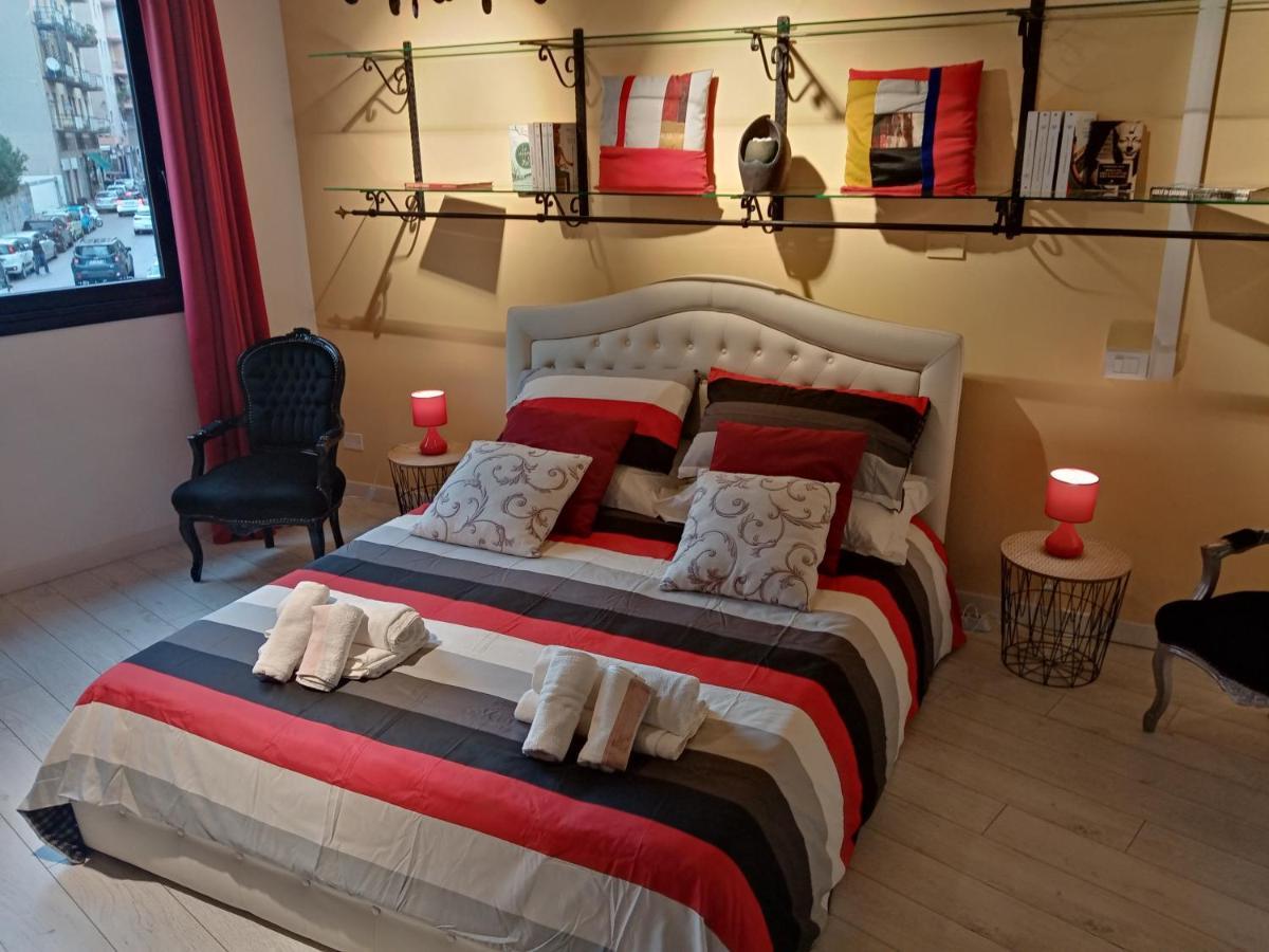 קליארי Einaudi 56 Guest House מראה חיצוני תמונה