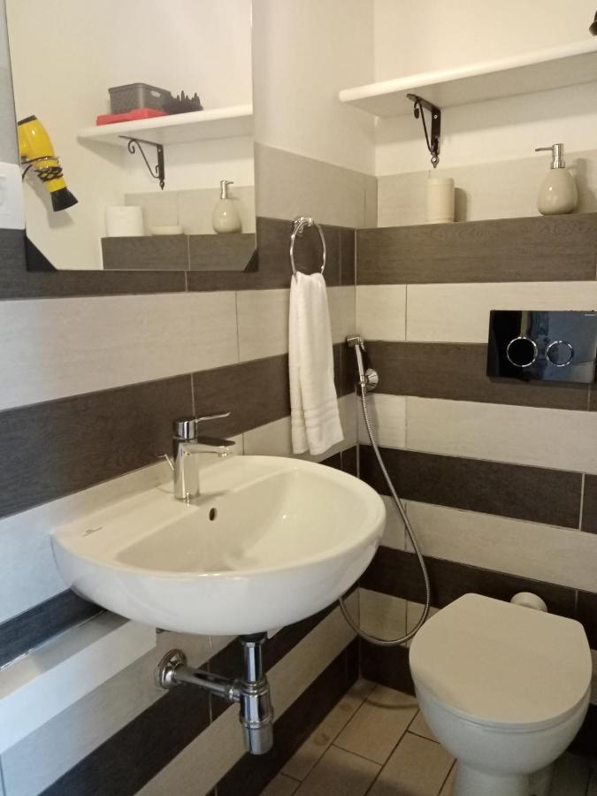 קליארי Einaudi 56 Guest House מראה חיצוני תמונה